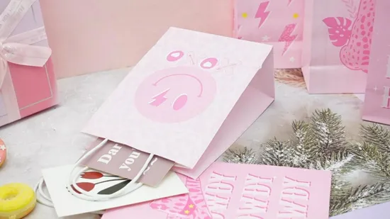 Personalisierte recycelte bedruckte Kraftpapiertüte mit gedrehtem Griff